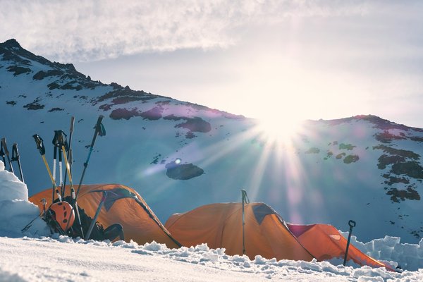 Quelles sont les meilleures techniques pour camper en région de collines en hiver?