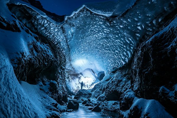 Quelles croisières offrent des excursions pour découvrir les grottes de glace en Alaska?